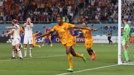 La joie du défenseur néerlandais Denzel Dumfries, auteur de deux passes décisives et d'un but contre les Américains, lors du huitième de finale de la Coupe du monde, le 3 décembre 2022. (ADRIAN DENNIS / AFP)