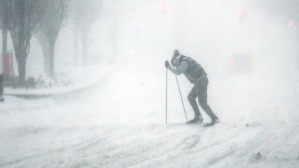 Mais, même à ski, le blizzard limite les déplacements. (KENA BETANCUR / AFP)