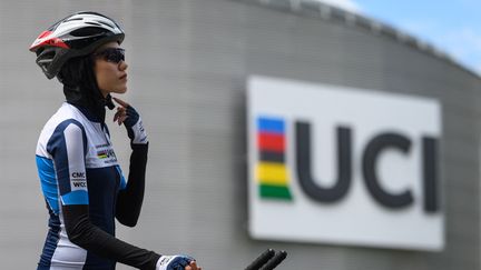 La cycliste réfugiée afghane Masomah Ali Zada lors d'un entraînement à Aigle, en Suisse, en juillet 2021. (FABRICE COFFRINI / AFP)