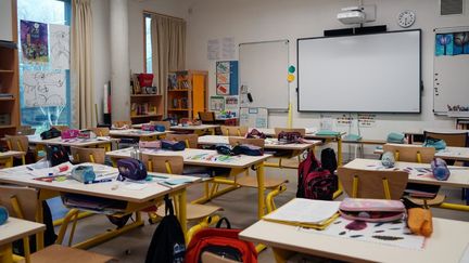 Une classe vide durant la pandémie de Covid-19, le 19 janvier 2021, à Bruyères-le-Châtel (Essonne). (MYRIAM TIRLER / HANS LUCAS / AFP)