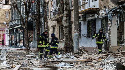 Des bâtiments endommagés à la suite d'une frappe aérienne russe à Kherson, le 2 février 2024. (SERVICES D'URGENCE UKRAINIENS / AFP)