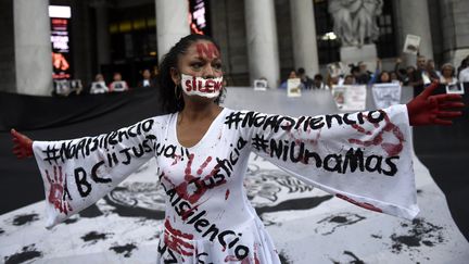 Des journalistes protestent contre les assassinats de journalistes au Mexique, à Mexico, le 15 juin 2017.&nbsp; (PEDRO PARDO / AFP)