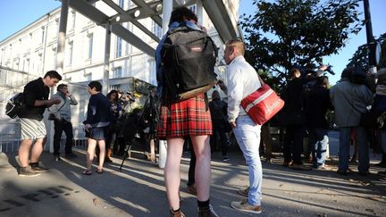 Des lyc&eacute;ens en jupe devant le lyc&eacute;e Cl&eacute;menceau &agrave; Nantes (Loire-Atlantique), le 16 mai 2014.&nbsp; (JEAN-SEBASTIEN EVRARD / AFP)