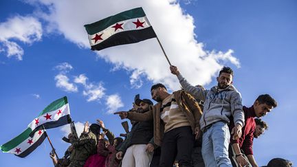 Des Syriens se rassemblent pour célébrer la chute du régime de Bachar el-Assad, dans le centre de Damas, le 13 décembre 2024. (SAMEER AL-DOUMY / AFP)