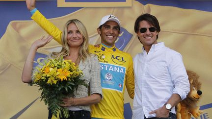 Grosse affiche &agrave; l'arriv&eacute;e de la 18e &eacute;tape du Tour de 2010 &agrave; Bordeaux (Gironde) o&ugrave; Cameron Diaz (G) et Tom Cruise (D) &eacute;taient l&agrave; pour la photo avec le leader Alberto Contador. (CHRISTOPHE ENA / AP / SIPA)