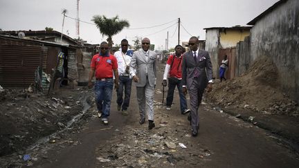 Respectés par leur communauté, les Sapeurs du Congo se regroupent autour de goûts et de valeurs communes, travaillant à améliorer leur style et leur gestuelle, dans le but d’atteindre originalité et distinction. Ils poursuivent un grand rêve : voyager à Paris et revenir à Brazzaville en tant qu’ambassadeurs de l’élégance.
 (Hector Mediavilla)