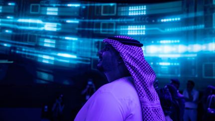 Un émirati regarde une vidéo à 360 degrés dans le pavillon israélien de Dubaï Expo 2020, le 27 septembre 2021 à Dubaï (Emirats Arabes Unis), quelques jours avant l'inauguration officielle. (ANDREA DICENZO / GETTY IMAGES EUROPE)