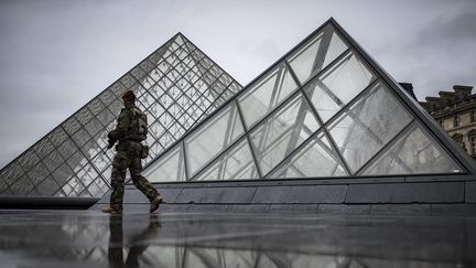 Un militaire patrouille devant la pyramide du Louvre, à Paris, le 4 février 2017. (MAXPPP)