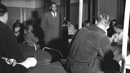 Il participe à des meetings et rencontre Albert Einstein lors d’une conférence sur la paix mondiale. Malgré sa carrière artistique, Robeson reste toujours très engagé politiquement.  
 (Photo12/Coll-DITE/USIS/AFP)