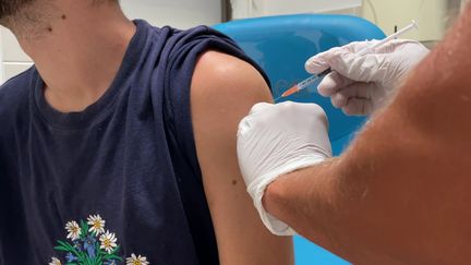 Vaccination au centre Edison, dans le 13e arrondissement de Paris. (Olivier Chauve / Radio France)