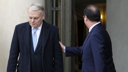 Le Premier ministre Jean-Marc Ayraul quitte l'Elys&eacute;e,&nbsp;raccompagn&eacute; par Fran&ccedil;ois Hollande, le 19 f&eacute;vrier 2014. (PATRICK KOVARIK / AFP)