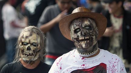 Un couple de Mexicains d&eacute;guis&eacute; en zombie, le 23 novembre 2013 &agrave; Mexico (Mexique). (ALFREDO ESTRELLA / AFP)