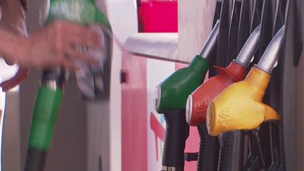 Le groupe TotalEnergies, qui plafonne son prix dans plusieurs stations, pourrait offrir une économie supplémentaire pour ses abonnés gaz et électricité. (France 2)