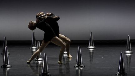 "Sinfonia"&nbsp;du chorégraphe Thierry Malandain, inspiré par le confinement, présenté au Teatro Victoria Eugenia de Donostia de San Sebastián en Espagne le 10 avril 2021. (ANDER GILLENEA / AFP)