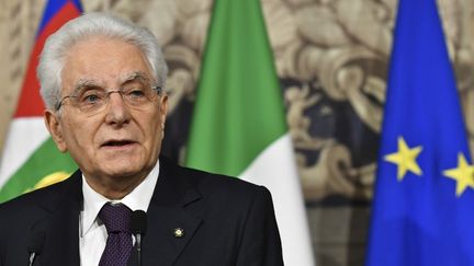 Le président italien, Sergio Mattarella, s'adresse aux journalistes après sa rencontre avec Giuseppe Conte, le 27 mai 2018 à Rome. (VINCENZO PINTO / AFP)