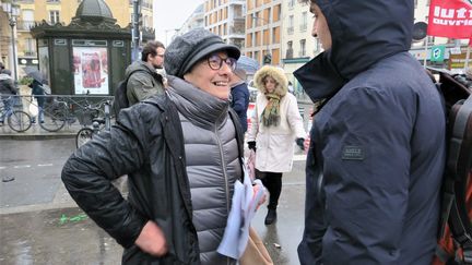 Arlette Laguiller était encore candidate lors des élections municipales de 2020, aux Lilas (Seine-Saint-Denis). Ici en campagne le 6 mars 2020 (ANTHONY LIEURES / MAXPPP)