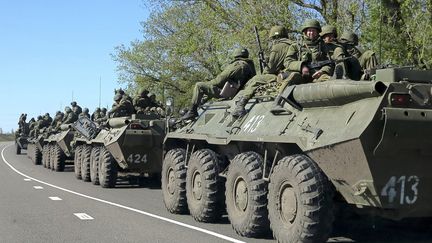 Des Russes sur des blind&eacute;s &agrave; Belgorod, pr&egrave;s de la fronti&egrave;re ukrainienne, le 25 avril 2014. (REUTERS)