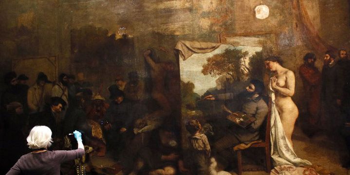 Une restauratrice intervient sur la toile de Courbet "L'Atelier du peintre" en décembre 2014 au musée d'Orsay
 (PATRICK KOVARIK / AFP)