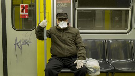 Un homme porte un masque dans le métro de Naples, en Italie, le 20 mars 2020. (PAOLO MANZO / NURPHOTO / AFP)