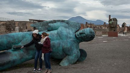 réalisée par l'artiste franco-polonais Igor Mitoraj, décédé en 2014. Le rêve du sculpteur de voir ses œuvres exposées dans la cité antique de Pompéi, près de Naples en Italie, est exaucé depuis 2016. Trente d'entre elles sont visibles près des lieux les plus célèbres, comme le Temple de Vénus et la maison des chastes amants (ci-dessus). (Paolo Manzo / AFP)