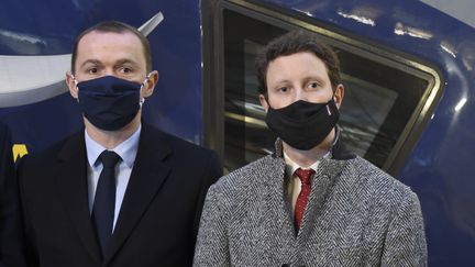 Le ministre délégué chargé des Comptes publics, Olivier Dussopt (à gauche), et le secrétaire d'Etat chargé des Affaires européennes, Clément Beaune, lors d'une visite à la gare du Nord, à Paris, le 10 décembre 2020.&nbsp; (ERIC PIERMONT / AFP)