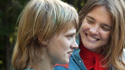 Natalia Vodianova et sa soeur Oksana (Fondation Naked Heart)