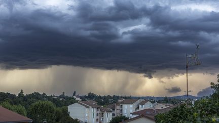 Un ciel orageux au-dessus de Romans-sur-Isère (Drôme), le 25 août 2023. (BERTRAND RIOTORD / MAXPPP)