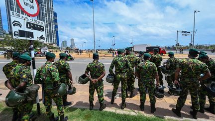 Des soldats surveillent le démantèlement d'un campement de manifestants à Colombo (Sri Lanka), le 12 août 2022. (ISHARA S. KODIKARA / AFP)