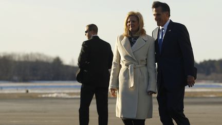 Mitt Romney et sa femme, Ann, &agrave; leur arriv&eacute;e &agrave; Bedford dans le Massachusetts (Etats-Unis), le 6 mars 2012. (BRIAN SNYDER / REUTERS)