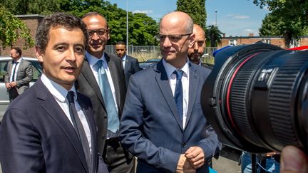 Les ministres Jean-Michel Blanquer et Gérald Darmanin lors d'un déplacement dans une école de Tourcoing (Nord), en 2017. (PHILIPPE HUGUEN / AFP)