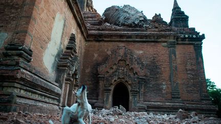 Les murs entourant l'ancienne pagode du temple Sulamani se sont effondrés sous l'effet du séisme. (YE AUNG THU / AFP)