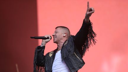 Macklemore fait le show dimanche en blouson à franges, sur la Grande scène de Rock en Seine.
 (Gilles Scarella / FTV)