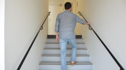 Un salarié monte un escalier dans son entreprise. (JEAN-CHRISTOPHE BOURDILLAT / RADIO FRANCE)