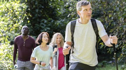 La pratique régulière d'une activité physique, comme la marche rapide, est bénéfique pour doper notre système immunitaire. (ERIC AUDRAS / MAXPPP)