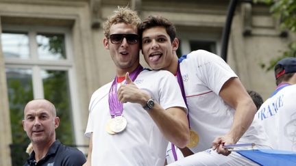 Les nageurs Amaury Leveaux et Florent Manaudou prennent eux aussi la pose. (KENZO TRIBOUILLARD / AFP)