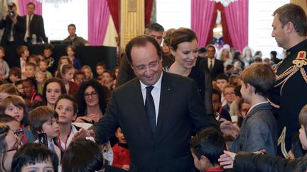 Fran&ccedil;ois Hollande et sa compagne Val&eacute;rie Trierweiler ont re&ccedil;u 600 enfants &agrave; l'Elys&eacute;e, le 18 d&eacute;cembre 2013. (PHILIPPE WOJAZER / AFP)