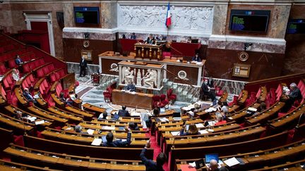 Des députés siègent à l'Assemblée nationale, à Paris, le 8 mai 2020. (THOMAS SAMSON / AFP)