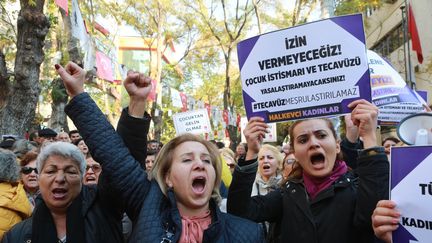 Manifestation à Ankara en Turquie contre le projet de loi prévoyant l'annulation d'une condamnation pour agression sexuelle sur mineur si l'agresseur épouse sa victime, le &nbsp;19 novembre 2016. (ADEM ALTAN / AFP)