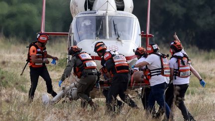 Israeli emergency workers treat a person after the Hamas attack in Sderot (Israel), October 7, 2023. (MENAHEM KAHANA / AFP)