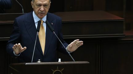 Le président turc&nbsp;Recep Tayyip Erdogan lors d'un discours à Ankara (Turquie), le 28 octobre 2020.&nbsp; (MEHMET ALI OZCAN / ANADOLU AGENCY / AFP)