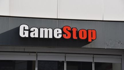 Une enseigne GameStop à Cologne en Allemagne, le 14 février 2021. (HORST GALUSCHKA / DPA / AFP)