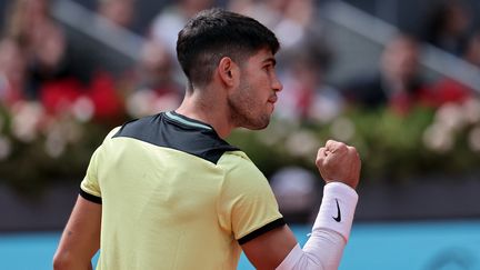 Carlos Alcaraz célèbre sa victoire au deuxième tour du Masters 1000 de Madrid, le 26 avril 2024. (THOMAS COEX / AFP)