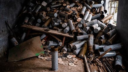 Des douilles d'obus entassées dans une maison de la région de Kherson (Ukraine), le 23 décembre 2022. (DIMITAR DILKOFF / AFP)