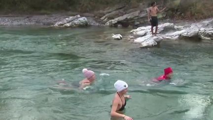 Dans la Drôme, un adepte des bains d'eau froide en pleine nature a embarqué avec lui une poignée de courageux. (FRANCE 3)