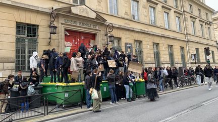 Des élèves bloquent l'entrée principale du lycée Henri IV, à Paris, le 17 mars 2023. (LOUISE BUYENS / RADIO FRANCE)