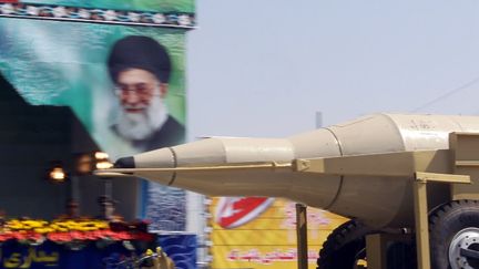 Un missile balistique de type Sejil pr&eacute;sent&eacute; au d&eacute;fil&eacute; des forces arm&eacute;es &agrave; T&eacute;h&eacute;ran, en Iran, le 22 septembre 2013.&nbsp; (ATTA KENARE / AFP)