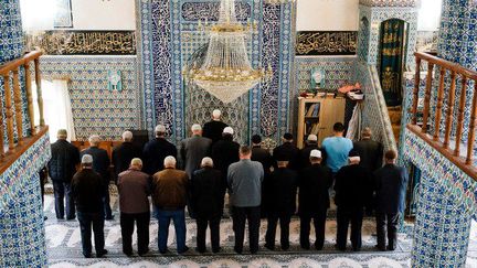 Des musulmans bulgares prient dans une mosquée à Benkovski, municipalité du sud de la Bulgarie. (Dimitar DILKOFF / AFP)