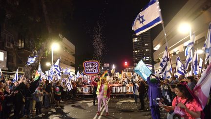 Plusieurs milliers de manifestants ont défilé, le 4 mars 2023, à Tel Aviv (Israël). (GILI YAARI / NURPHOTO / AFP)