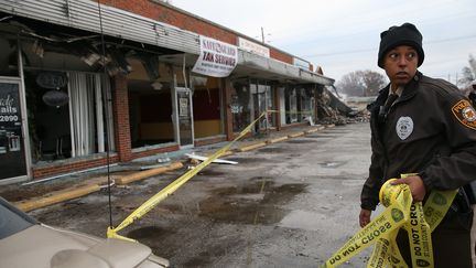 Une polici&egrave;re s&eacute;curise des commerces de Dellwood, ville voisine de Ferguson. (JUSTIN SULLIVAN / GETTY IMAGES NORTH AMERICA)