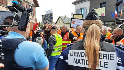 Les gendarmes ont demandé aux manifestants d'évacuer devant la mairie de Muttersholtz (Bas-Rhin), le 19 avril 2023. (ALAIN GASTAL / RADIO FRANCE)